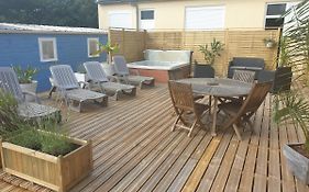 spa charme cheminée sur la presqu'île de Crozon, avion et voilier en baie de Douarnenez